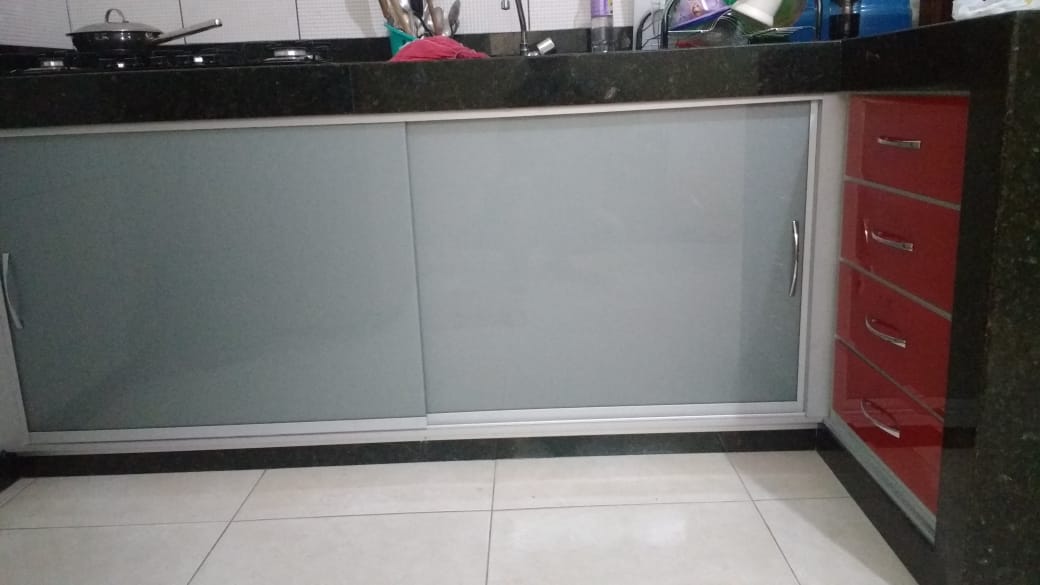 ARMARIO VIDRO CINZA COM VERMELHO.jpeg ARMARIO VIDRO CINZA COM VERMELHO.jpeg